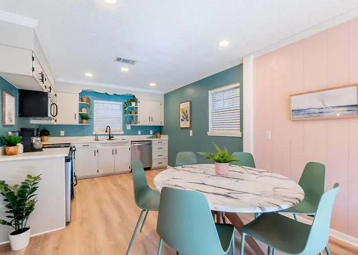 Holiday home - King Bed - Mins From Beaches & Downtown