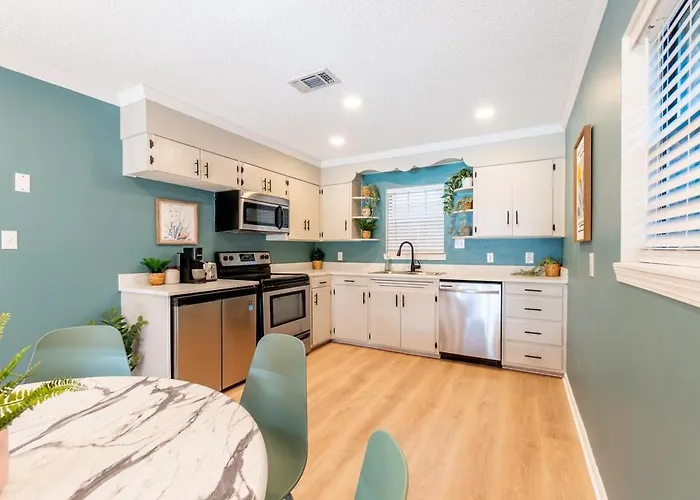 - King Bed - Mins From Beaches & Downtown *