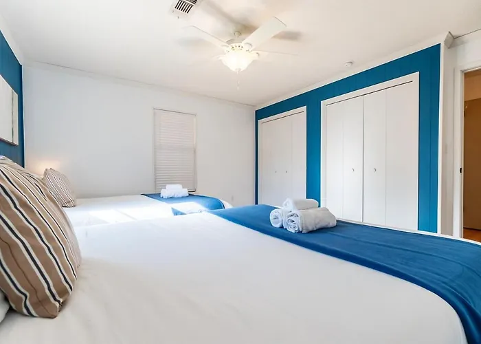 Holiday home - King Bed - Mins From Beaches & Downtown Pensacola