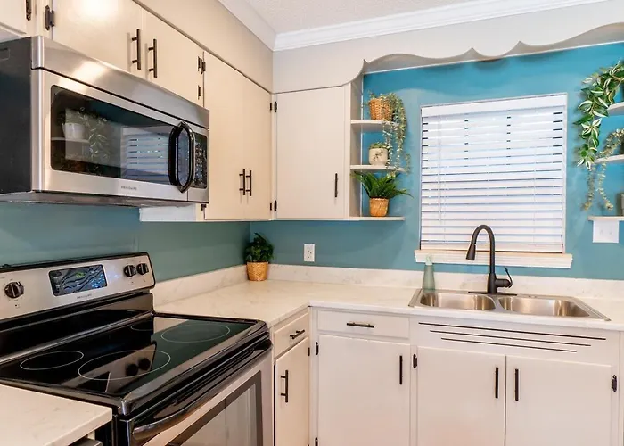 - King Bed - Mins From Beaches & Downtown Holiday home *