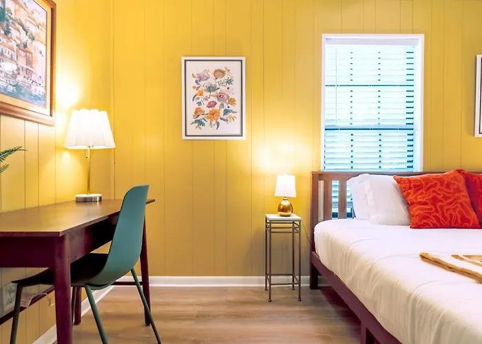 - King Bed - Mins From Beaches & Downtown Holiday home Pensacola