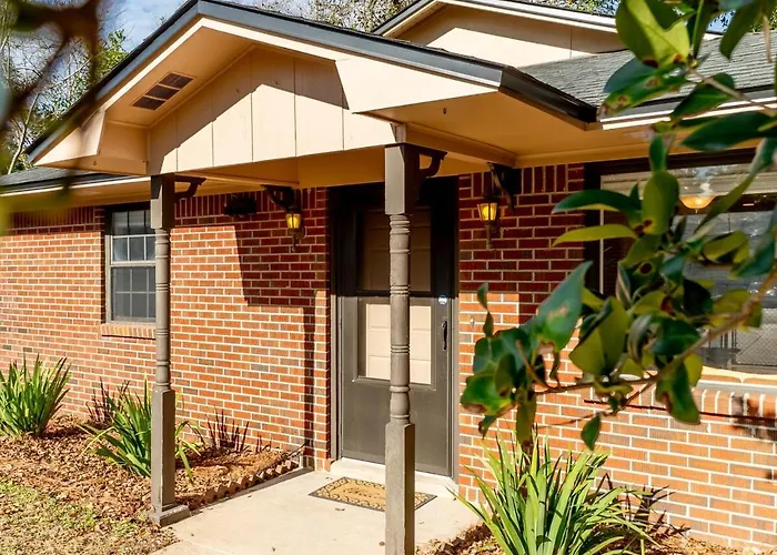 - King Bed - Mins From Beaches & Downtown Holiday home