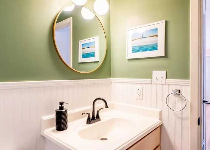 Holiday home - King Bed - Mins From Beaches & Downtown