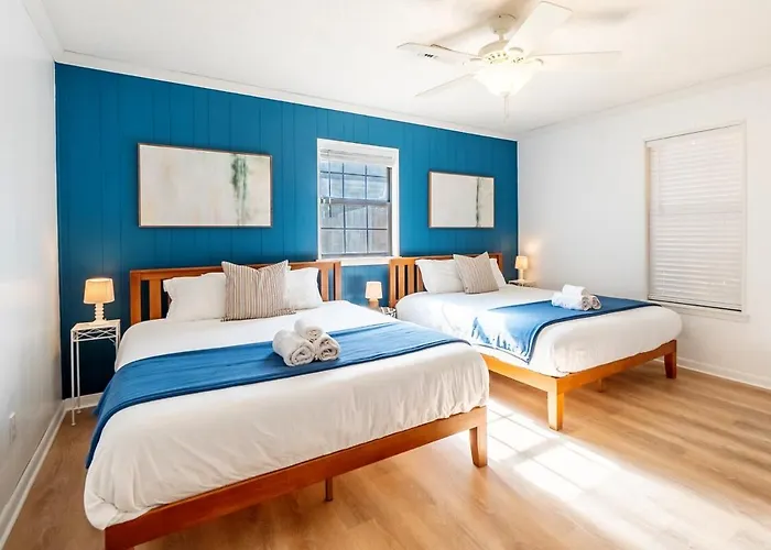 Holiday home - King Bed - Mins From Beaches & Downtown Pensacola