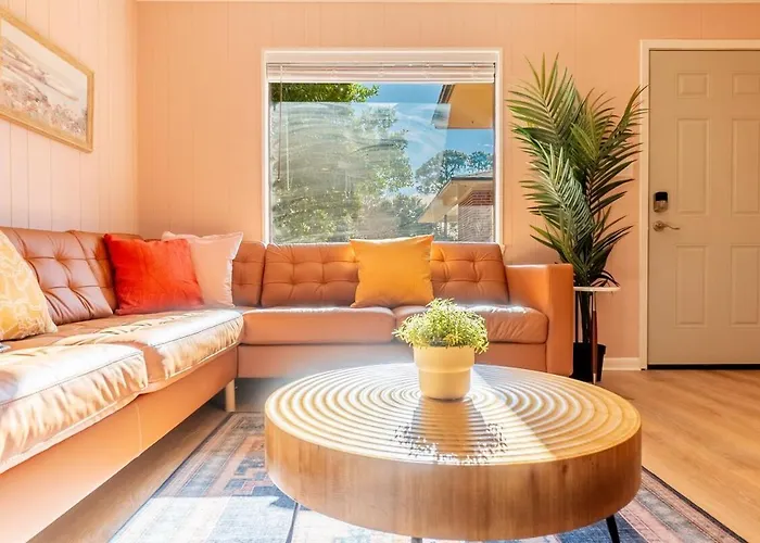 - King Bed - Mins From Beaches & Downtown Pensacola