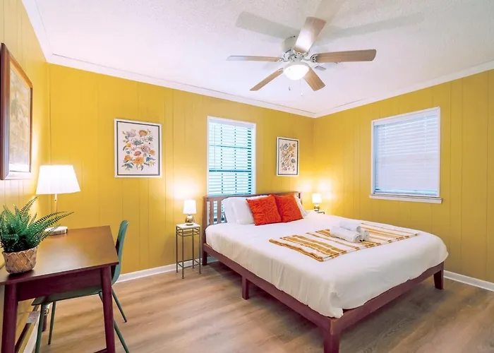 - King Bed - Mins From Beaches & Downtown Holiday home