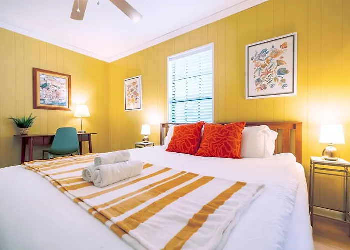 Holiday home - King Bed - Mins From Beaches & Downtown *