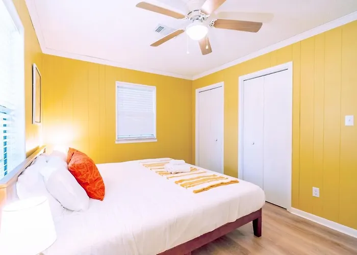 - King Bed - Mins From Beaches & Downtown Pensacola
