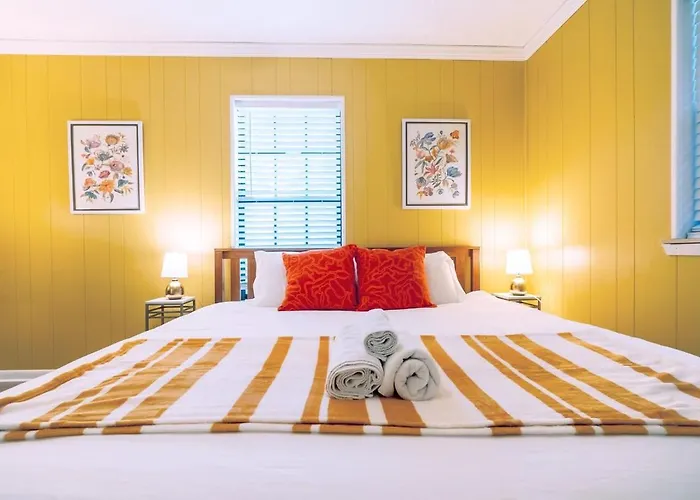 - King Bed - Mins From Beaches & Downtown Holiday home