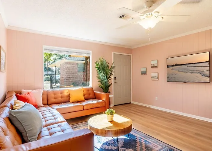 - King Bed - Mins From Beaches & Downtown Holiday home Pensacola