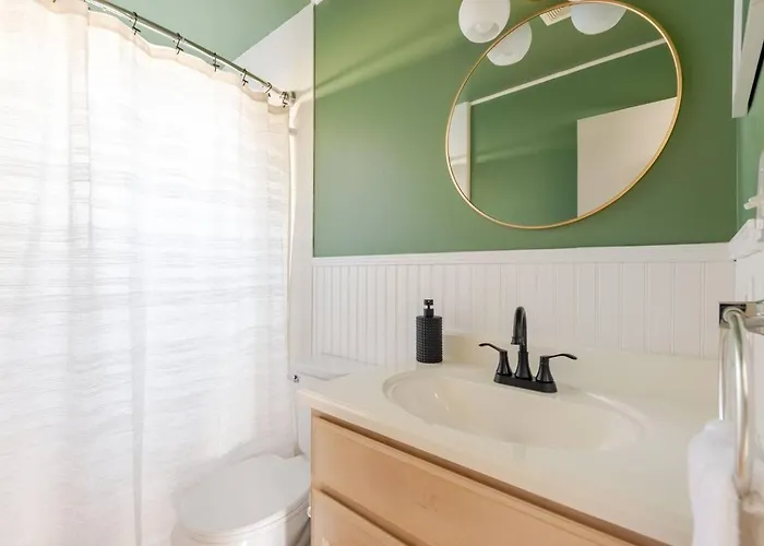- King Bed - Mins From Beaches & Downtown Holiday home