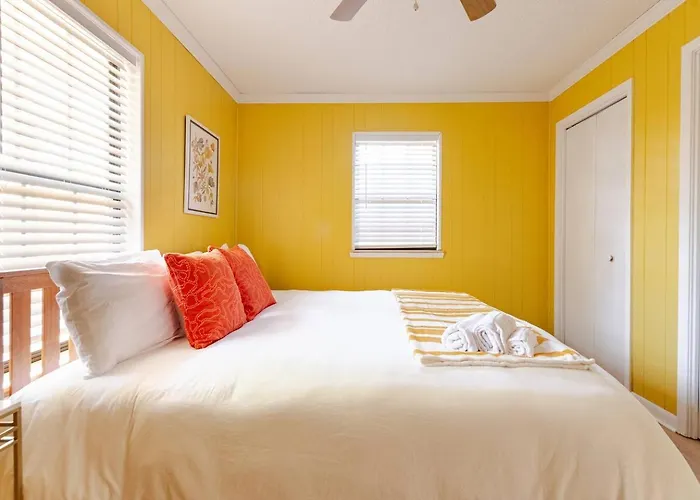 - King Bed - Mins From Beaches & Downtown Holiday home Pensacola