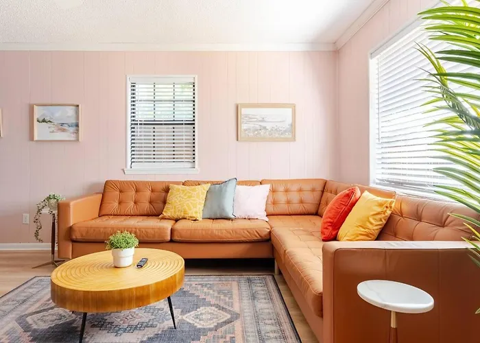 Holiday home - King Bed - Mins From Beaches & Downtown *