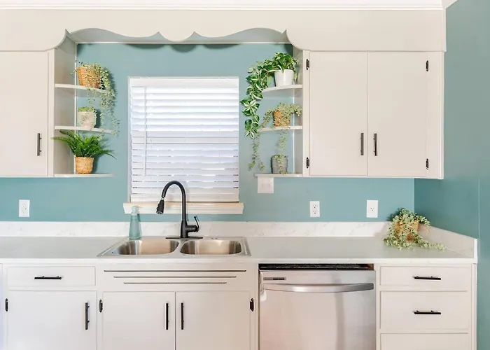 - King Bed - Mins From Beaches & Downtown Holiday home Pensacola