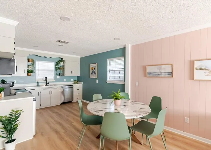 - King Bed - Mins From Beaches & Downtown *