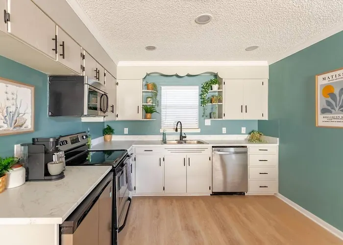 Holiday home - King Bed - Mins From Beaches & Downtown Pensacola